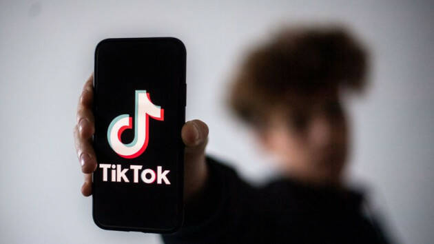 CREMA: CLAUSOLE VESSATORIE, SU TIK TOK SI ABBATTE LA SCURE DELL’ANTITRUST.