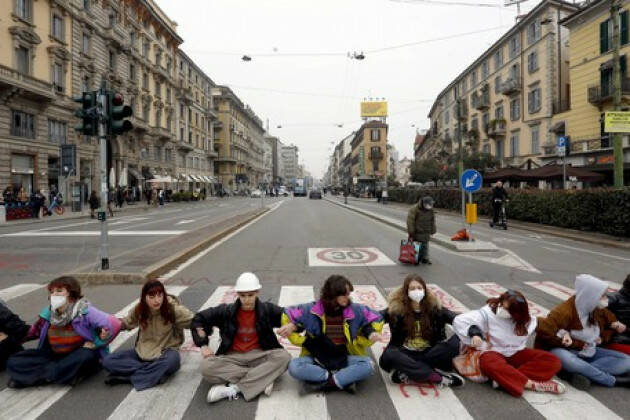 Centro sociale blocca strada durante corteo a Milano