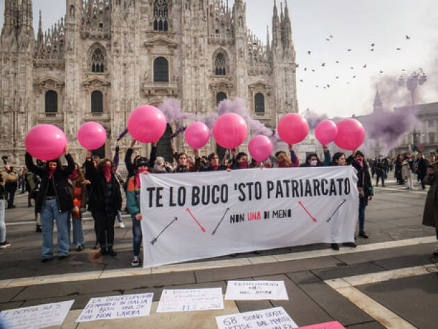 A Milano flash mob Non una di meno, 'stop alla violenza'