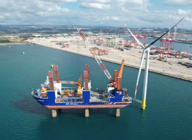 A Taranto la prima pala eolica offshore d’Italia e del Mediterraneo. Ci sono voluti 14 anni per installarla