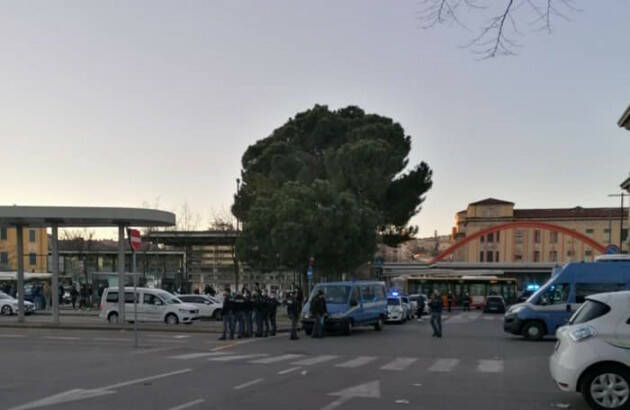 SCONTRI IN STAZIONE A BERGAMO PER VEDERE UN RAPPER:UN FERITO E 5 ARRESTI - VIDEO