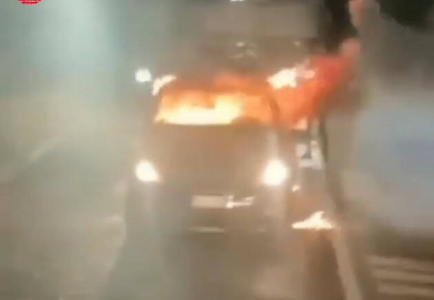 ROMANO : PADRE DISPERATO SI DÀ FUOCO IN AUTO: SALVATO DAI CARABINIERI - VIDEO