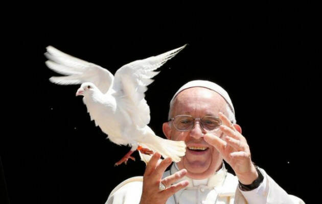 Tweet di Papa Francesco in ucraino e russo: si preservi il mondo dalla follia della guerra