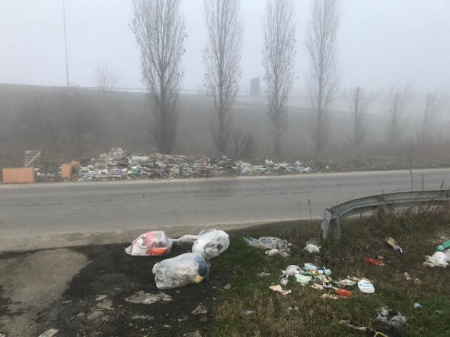 Mille chili di rifiuti abbandonati raccolti in Paullese