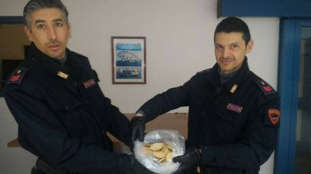 Mamma fa indigestione di biscotti a marijuana, figlio arrestato