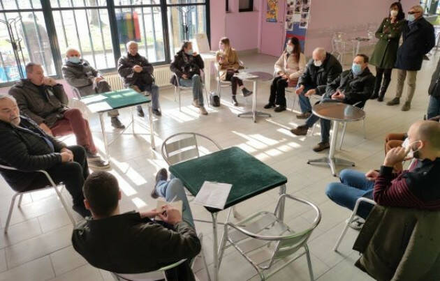 Crema Fabio Bergamaschi (centro sinistra) incontra i cittadini di San Carlo