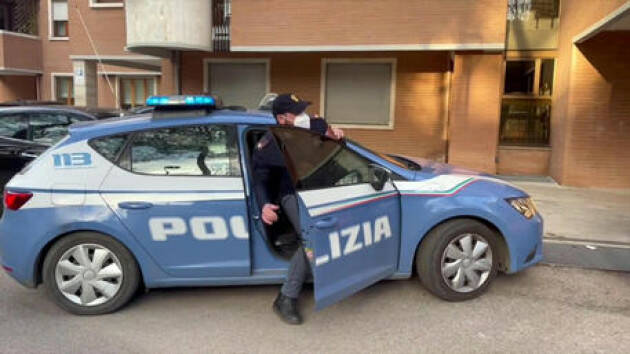 Tenta una rapina, fugge in bici si schianta contro la polizia
