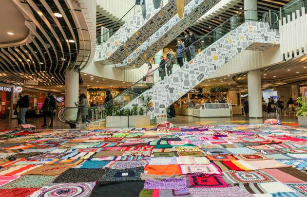 ''Facciamo maglia'' al Bicocca Village, iniziativa contro la violenza di genere