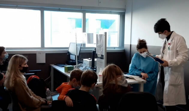 ASST Cremona GLI HUB VACCINALI ACCOLGONO I PRIMI PROFUGHI UCRAINI (vIDEO)