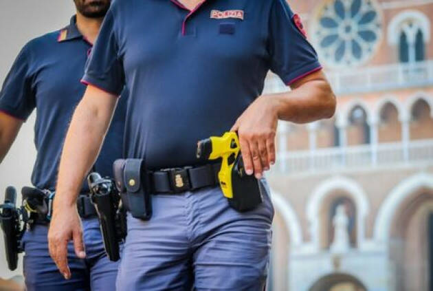 Da lunedì la polizia a Milano utilizzerà il taser