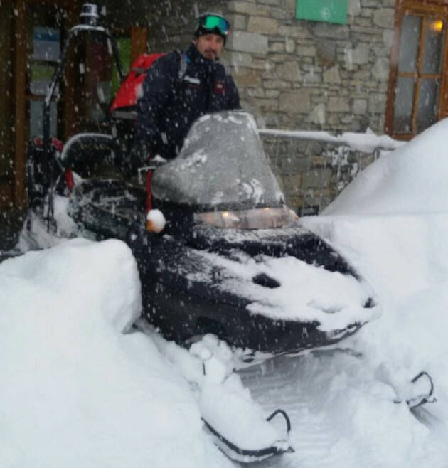 Motoslitta si ribalta e prende fuoco