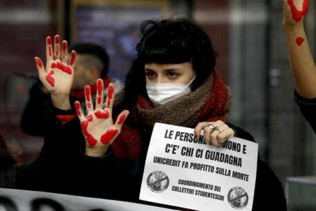 Studenti Milano, 'la guerra la fanno i ricchi'