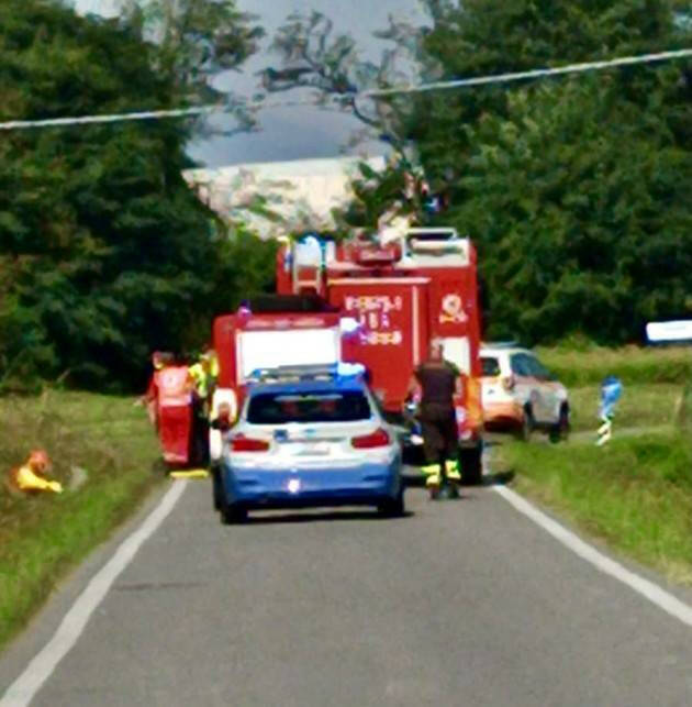 Auto si ribalta in un fosso asciutto: elisoccorso per un 28enne