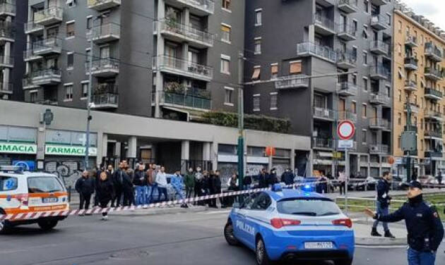 Figlio accoltella il padre in strada, morto 69enne
