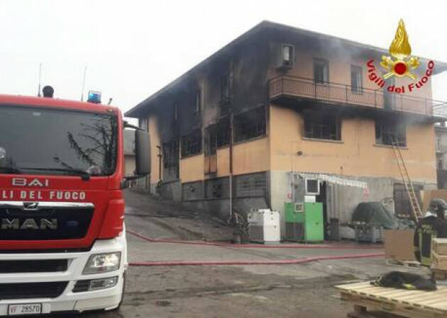 Incendio in un'azienda di materie plastiche nel Varesotto