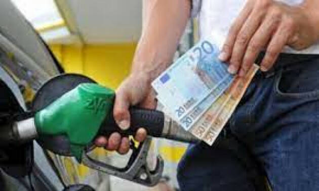 CREMONA: CARO CARBURANTE, PRESENTATO ESPOSTO A 104 PROCURE PER AGGIOTTAGGIO E TRUFFA.