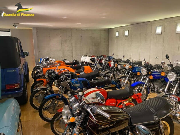 Guardia di Finanza di Savona : sequestrate 10 auto di lusso e 45 motociclette d'epoca per un valore di 750.000 euro