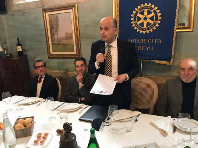 Il Prof. Pietro Pontremoli parla ai soci del Rotary Club Crema