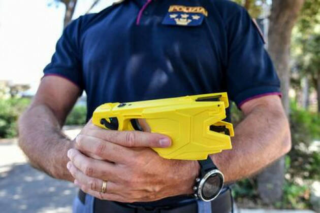 Uomo minaccia agenti, si arrende davanti al Taser