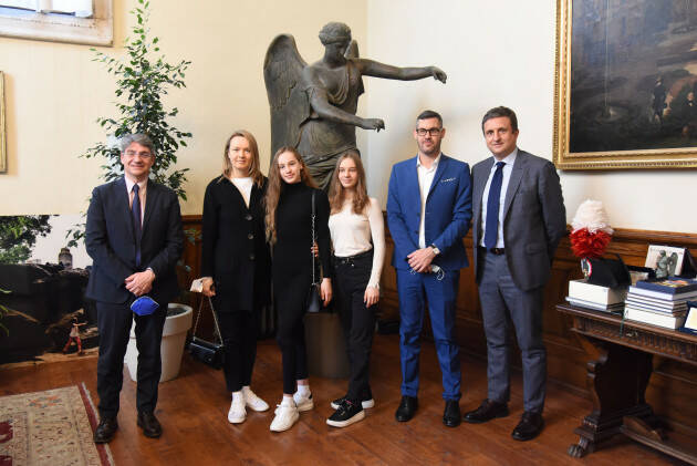 Brescia: giovani atlete della nazionale ucraina di nuoto sincronizzato a palazzo Loggia