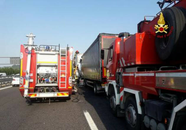 Camionista muore travolto da un tir nel Bresciano