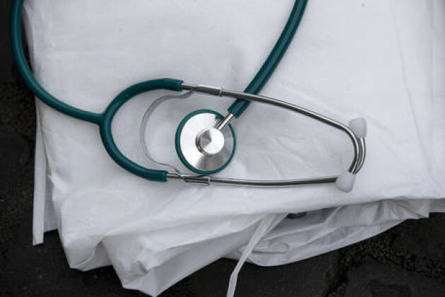 Medici famiglia in piazza a Milano, 'lasciati soli'