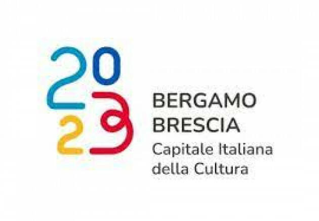 IL LOGO DI BERGAMO-BRESCIA 2023 CAPITALE ITALIANA DELLA CULTURA VIAGGIA SU BUS E METRO