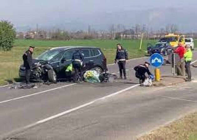 Ragazza in moto muore in scontro con un'auto nel Milanese