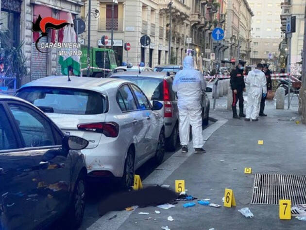 Colpito con coccio di bottiglia a Milano, morto 22enne