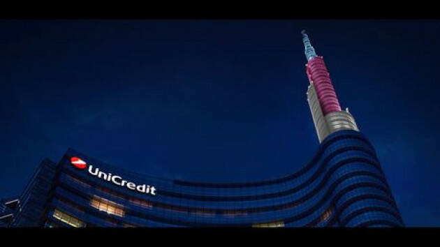 Unicredit illumina cima del grattacielo per Transgender Day