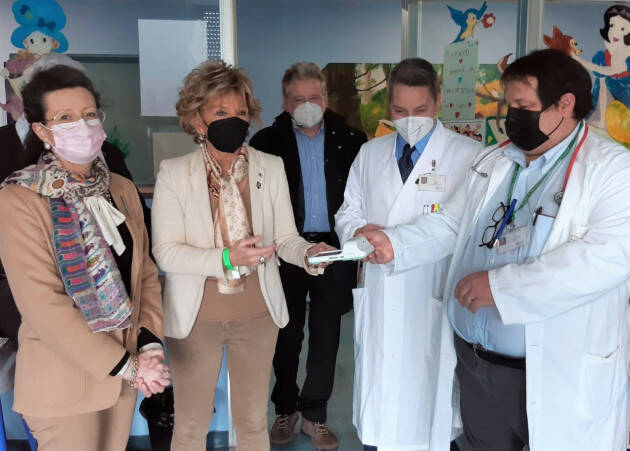 Lions Club Cremona Duomo dona un emoglobinometro al reparto di pediatria di Cremona