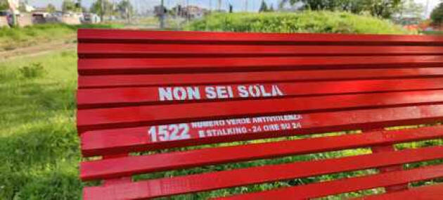A Milano le panchine rosse diventano palco