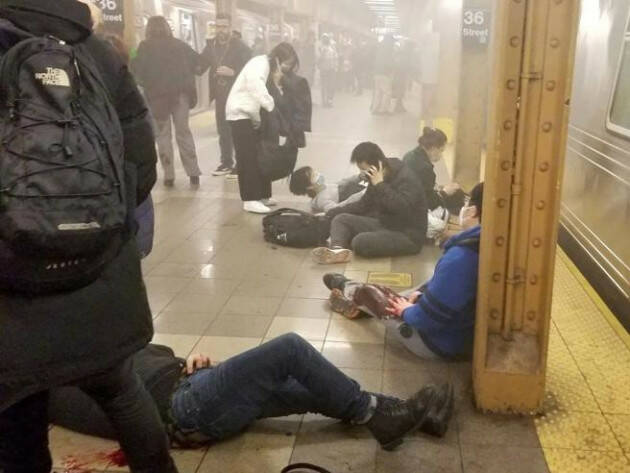 Attentato a New York alle 14.45 ora italiana (VIDEO): spari in metropolitana a Brooklyn: almeno 16 feriti, 5 sono gravi 