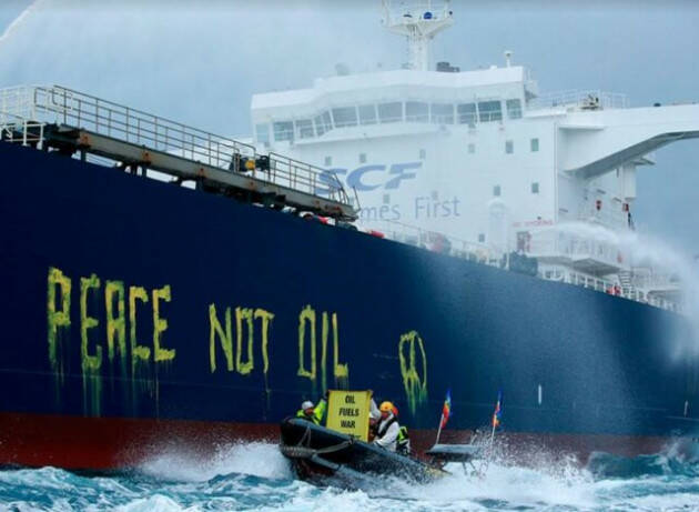 Protesta di Greenpeace contro la petroliera russa in arrivo a Siracusa