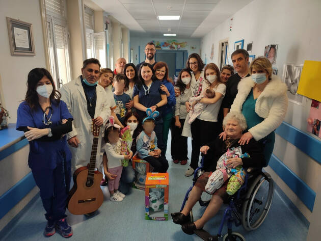 NONNINA DI 97 ANNI DONA UOVA PASQUALI AL 'BAMBIN GESÙ' DI TAORMINA.