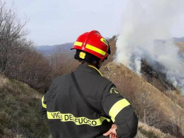 In 50 fuori casa, Boschi in fiamme sopra il lago di Como