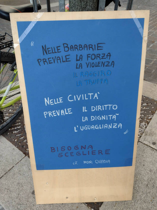 Tavola della Pace a Cremona ha organizza sabato 16 u.s. in piazza Stradivari un presidio