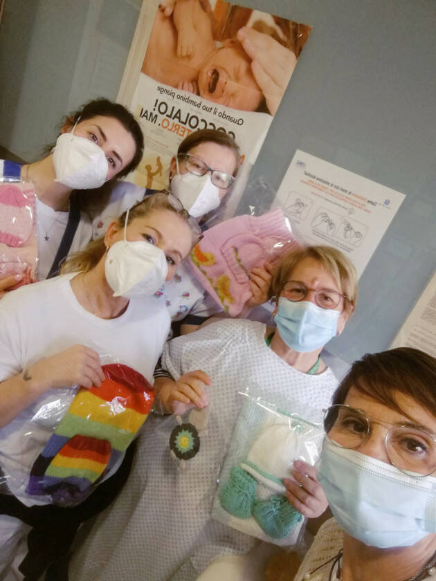 ''MANI DI MAMMA'' VESTE I BIMBI DELLA PATOLOGIA NEONATALE DI CREMONA