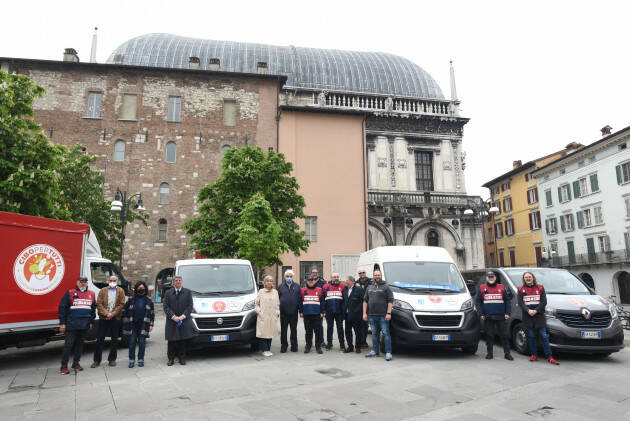 Brescia: Partenza da piazza Loggia furgoni aiuti verso confine Ucraina