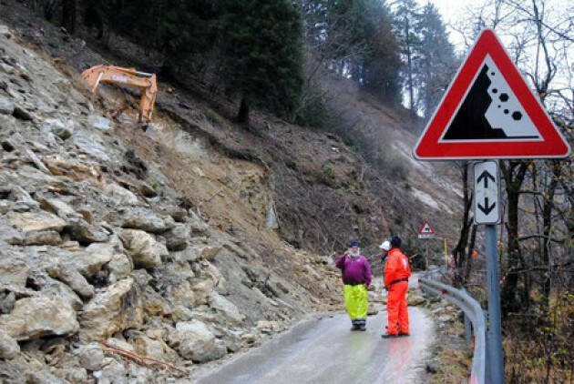 Frana in provincia di Bergamo a Valgoglio, isolate 380 persone