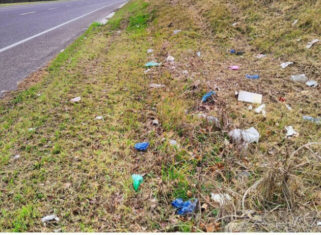 Rifiuti, sfalci e trinciatura a bordo strada, cosa può fare un cittadino