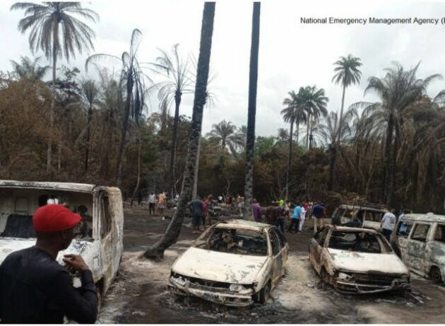 Almeno 110 morti nell’esplosione di una raffineria illegale di petrolio in Nigeria