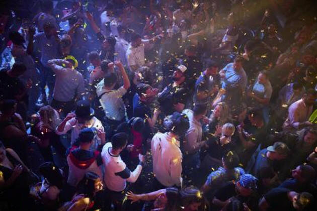 Picchiato fuori discoteca, ragazzi lo filmano senza aiutarlo
