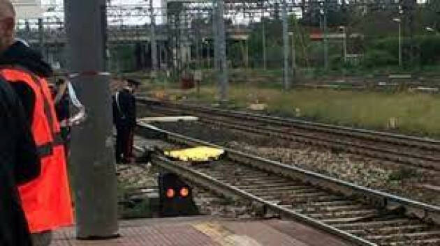 Ragazzo travolto e ucciso sui binari nel milanese