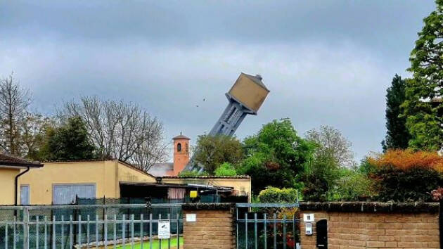 Padania Acque Demolizione della torre dell’acquedotto di Tornata.