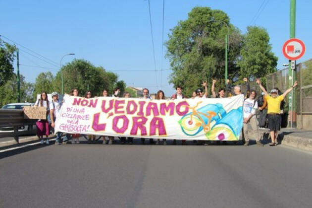 Manifestazione chiede ciclabile su ponte Ghisolfa