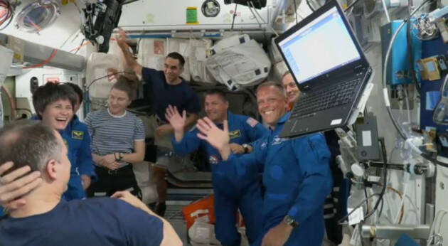 AstroSamantha ha raggiunto la Stazione Spaziale Internazionale