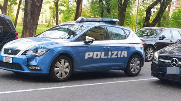 Imbrattano insegna commissariato per video rapper, 5 denunciati