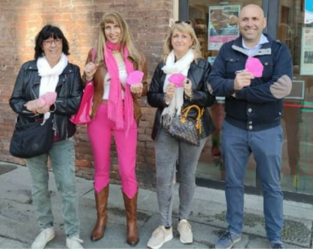 Il Comitato Spontaneo Rivogliamo Area Donna consegna al comune 4004 firme