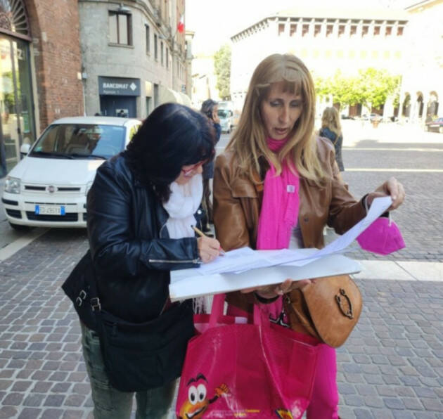 Il Comitato Spontaneo Rivogliamo Area Donna consegna al comune 4004 firme